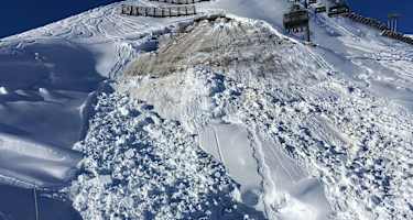 Gleitschneelawinen sind ein häufiger Anblick im freien Gelände, nicht nur im Frühjahr