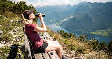 Person trinkt am Berg