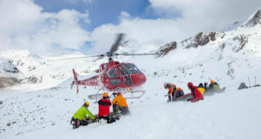 Alpiner Notfall: Eintreffen der Einsatzkräfte im Helikopter in den Schweizer Alpen