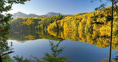 Herbst am Höglwörther See im Rupertiwinkel mit den Gipfeln des Hochstaufen und Zwiesel im Hintergrund