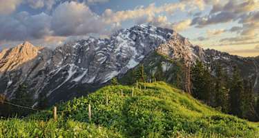 Grenzzaun zwischen Salzburg und Bayern: Blick auf den Hohen Göll in den Berchtesgadener Alpen