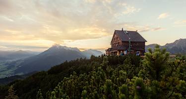 Peter-Wiechenthaler-Hütte: Eine Insel im Gebirge