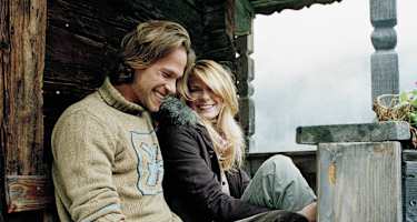 Paar auf einer Hütte am Berg