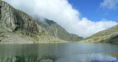 Kraftplatz Hunstalsee in den Stubaier Alpen in Tirol.