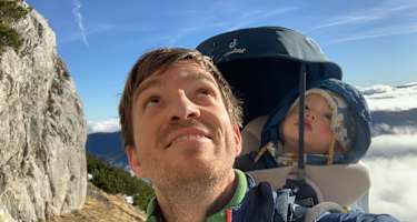 Julian Paschinger mit Sohn Tobias in der Kraxe