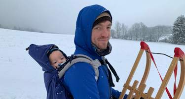 Julian Paschinger und Sohn Tobias beim Rodeln