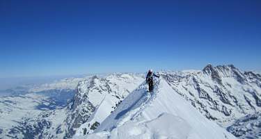 Simon Messner beim Bergsteigen am Gipfelgrat des Eiger