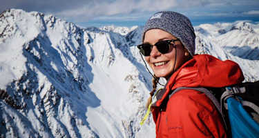 Bergwelten-Redakteurin Ina am Gipfel der Lampsenspitze in Tirol