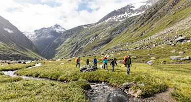 Mitten im Nationalpark Hohe Tauern wandert man entlang der hier noch jungen Isel bis zu ihrem Ursprung auf über 2.500 m.