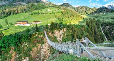 Hoch hinaus geht es über die Hängebrücke über die Isel.