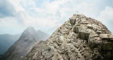 Auf den letzten Metern zum Gipfel des Hochtor (2.369 m)