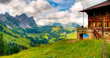 Das Soldatenhaus in den Freiburger Alpen am Fuße der Gastlosenkette