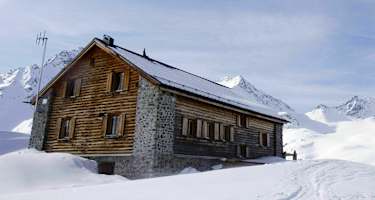 Die Jenatschhütte (2.652 m) in den Albula-Alpen in Graubünden