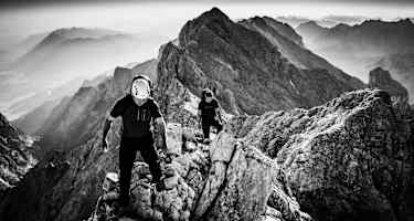 Bergsteiger am Jubiläumsgrat der Höllentalspitzen in Bayern