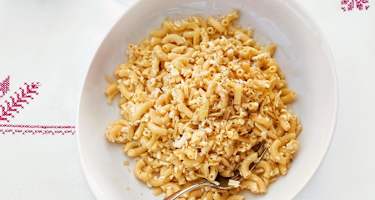 Chäshörnli serviert mit einem Bier.