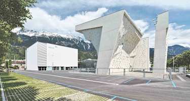 Das Kletterzentrum Innsbruck ist schon von außen riesig.