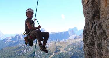 Kind beim Klettern am Fels