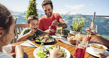 Auf der Schmittenhöhe laden zahlreiche Almen und Bergrestaurants zur Einkehr ein.