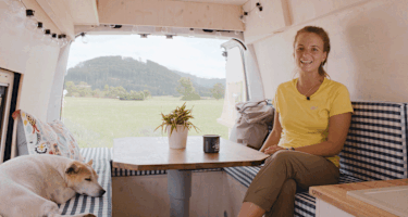 Laura und ihr Hund Venus im Camperbus Vanda