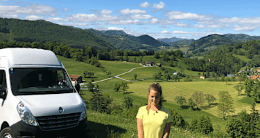 Laura Horvat und Vanda der Bergwelten-Bus