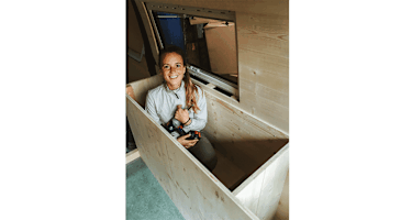 Wie immer gut gelaunt und voller Elan: Laura bei der Arbeit