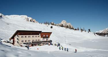 Die Lavarellhütte (2.045 m) inmitten des Naturparks Fanes-Sennes-Prages