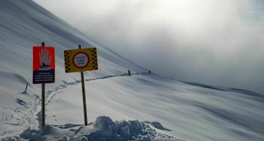 Schilder warnen vor Lawinengefahr im freien Gelände