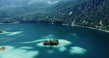 Der unverkennbare Eibsee unterhalb der Zugspitze