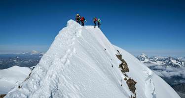 Überschreitung: Bergsteiger am Grat des Liskamms im Walliser Grenzkamm