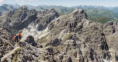 Dolomitenähnlich gestalten sich die Kalkkögel in der Nähe von Innsbruck