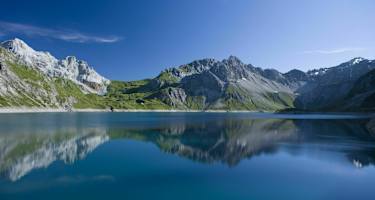 Der Lünersee im Brandnertal lockt mit seinem türkisblauen Wasser und unzähligen Wanderwegen