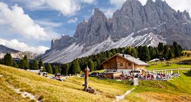 Geisleralm mit Sass Rigais im Hintergrund