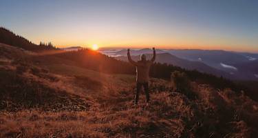 Sonnengruß in den Bergen