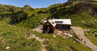Die Freiburger Hütte (1.931 m) in Vorarlberg