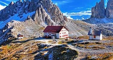 Die Drei Zinnen Hütte auf 2.405 m in den Dolomiten 