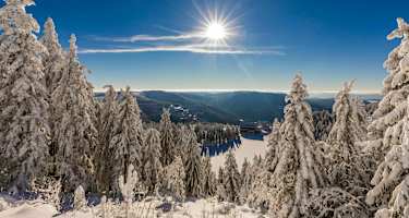 Ohne Sonne wäre eine Skitour zwar nur halb so schön, doch müssen wir uns vor der starken Strahlung auch schützen. Schwarzwald, Deutschland