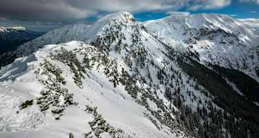 Aktuell herrschen traumhafte Skitourenbedingungen in den Mürzsteger Alpen in der Hochsteiermark, im Bild der Gipfel des Großen Wildkamm und der Hohen Veitsch (rechts)