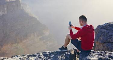 Bergsteiger mit Handy