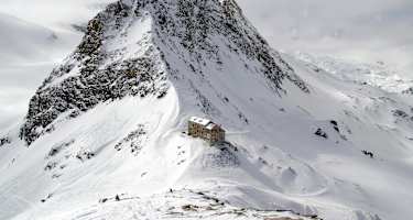 Die Britannia Hütte auf 3.030 m in den Walliser Alpen