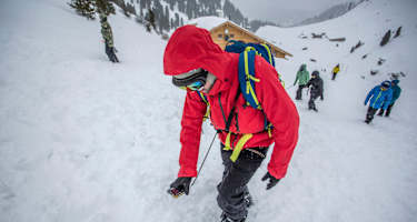 Nur wer mit seiner LVS-Notfallausrüstung wirklich vertraut ist, kann im Notfall auch rasche Hilfe leisten