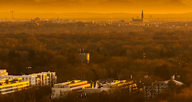 Bayern: München vor herbstlichem Bergpanorama