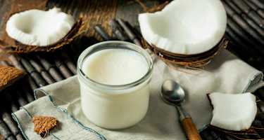 Koksöl und halbe Koksnüsse