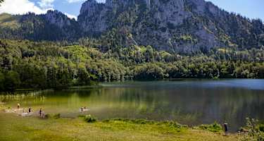 Der Laudachsee mit Blick zum Katzenstein auf dem Grünberg