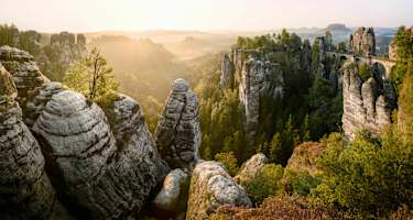 Sonnenaufgang über der Basteibrücke in der Sächsischen Schweiz.