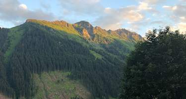 Der morgendliche Ausblick vom Balkon auf den Schusterkogel, die Chefin im Pyjama ist leider nicht zu erkennen