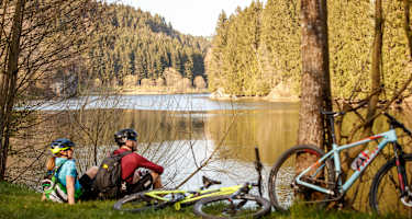 Im Granitland laden idyllische Plätze zu einer Rast während er Tour.