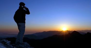 Notfall am Berg: Person im Gebirge am Handy