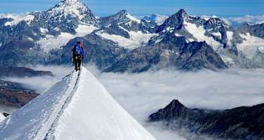 Bergsteiger am Gipfelgrat der Parrotspitze im Monte Rosa-Massiv