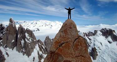Erhaben am Gipfel des Silla im Fitz-Roy-Massiv, Patagonien.