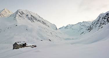 Die Sonne geht über der Franz-Senn-Hütte auf